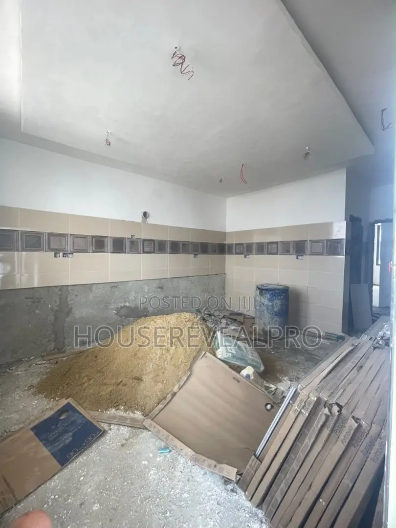 3bdrm Apartment in Lekki Phase 1 for sale