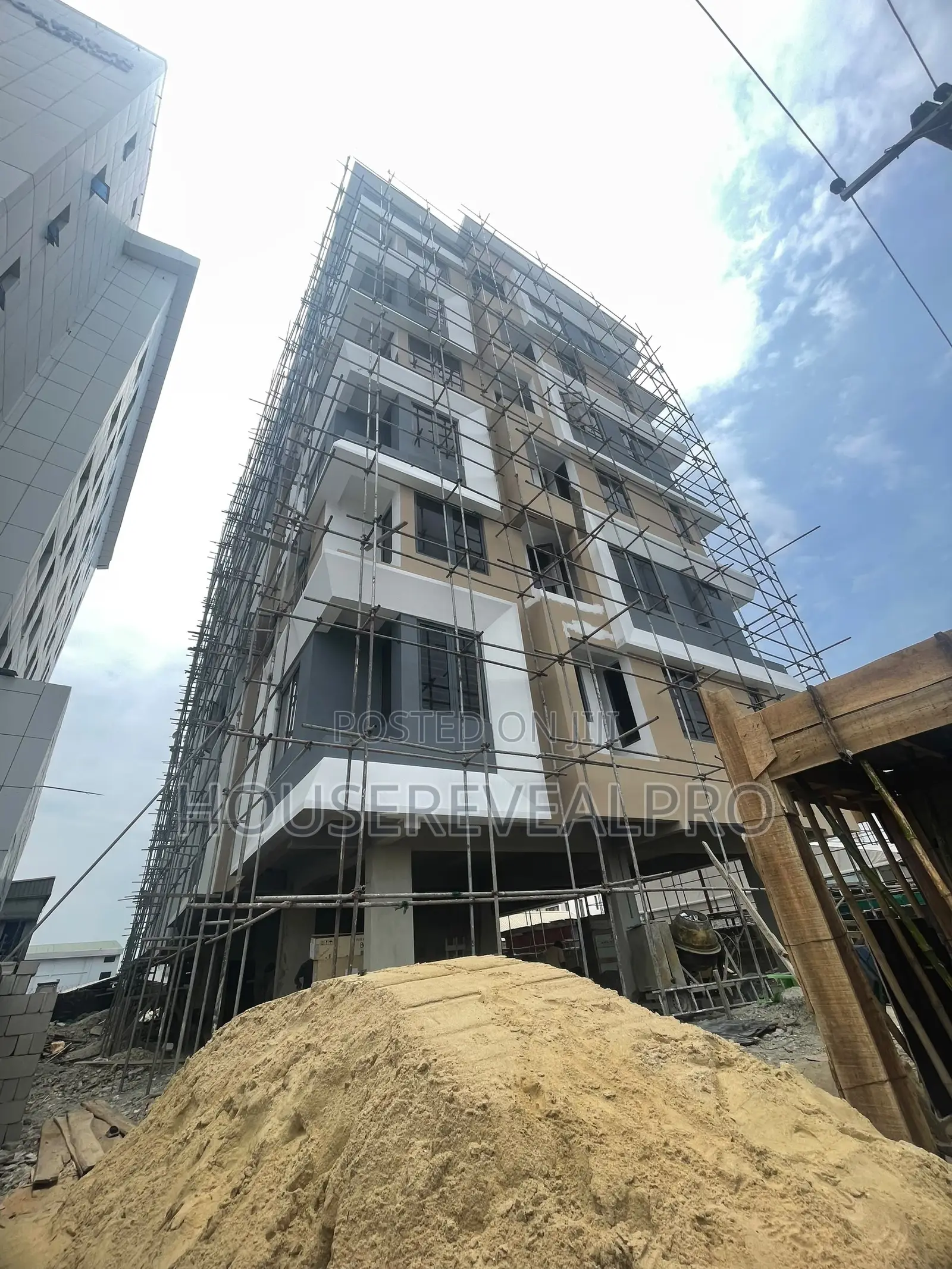 3bdrm Apartment in Lekki Phase 1 for sale