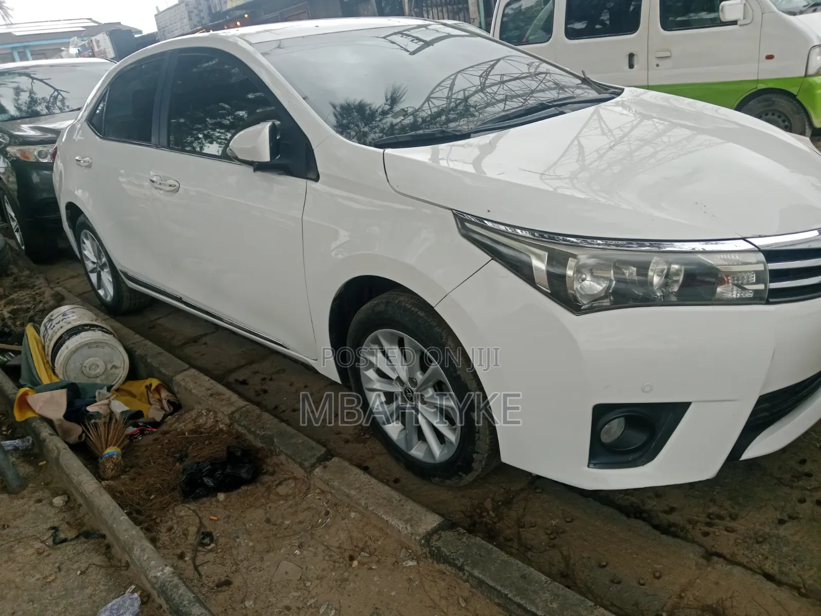 Toyota Corolla LE Premium 4dr Sedan (1.8L 4cyl CVT) 2016 White