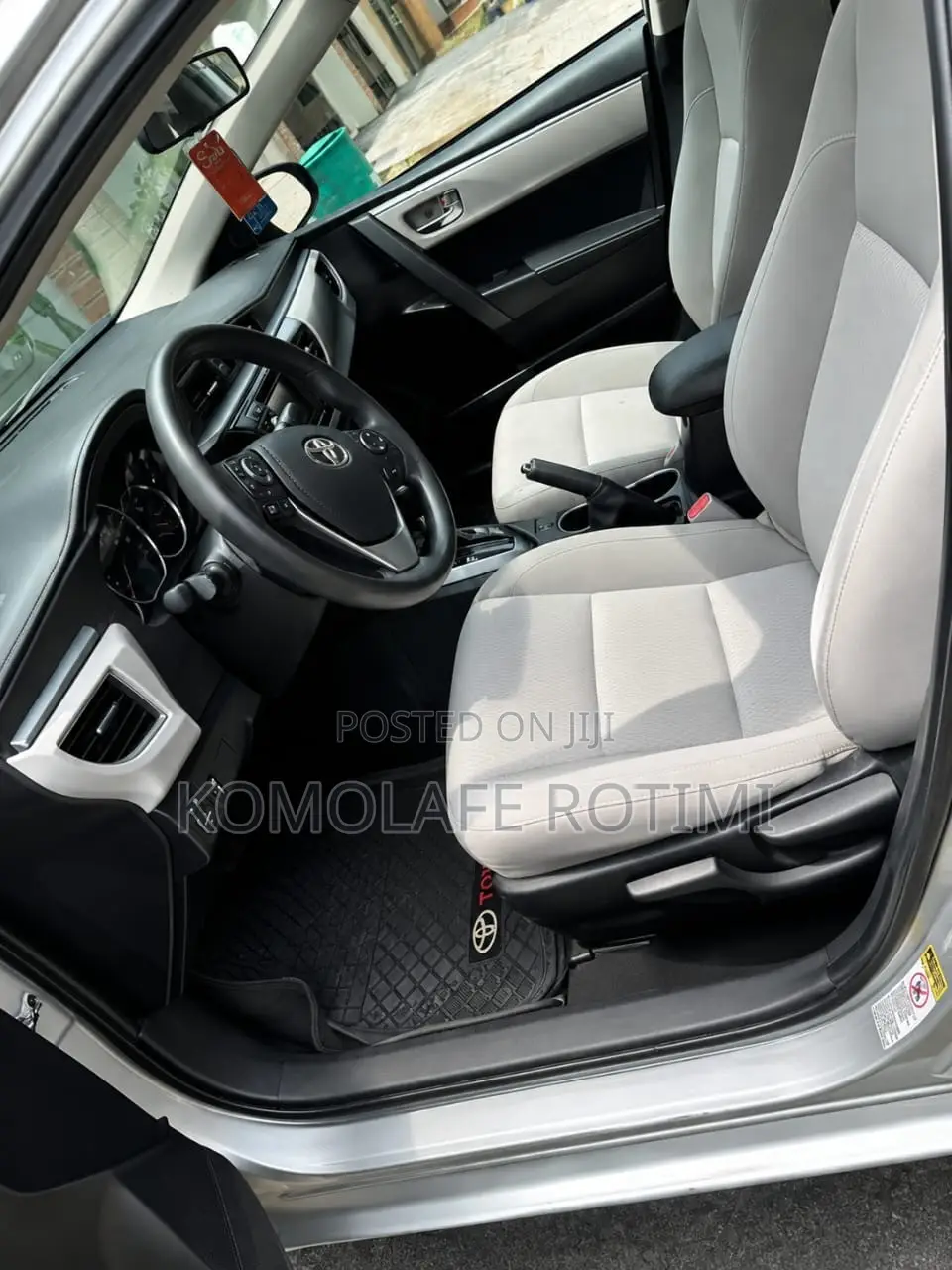Toyota Corolla LE 4dr Sedan (1.8L 4cyl CVT) 2015 Silver