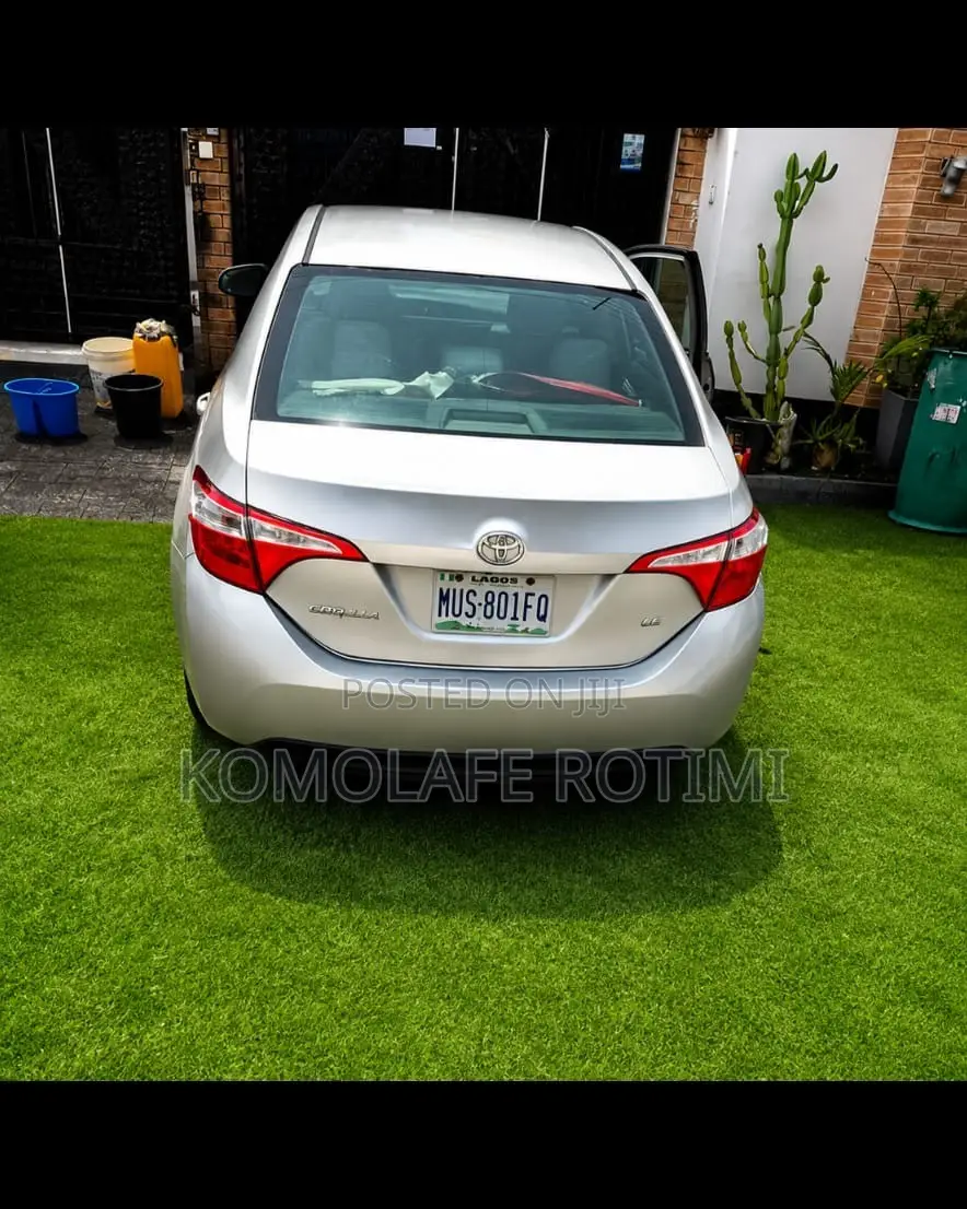 Toyota Corolla LE 4dr Sedan (1.8L 4cyl CVT) 2015 Silver