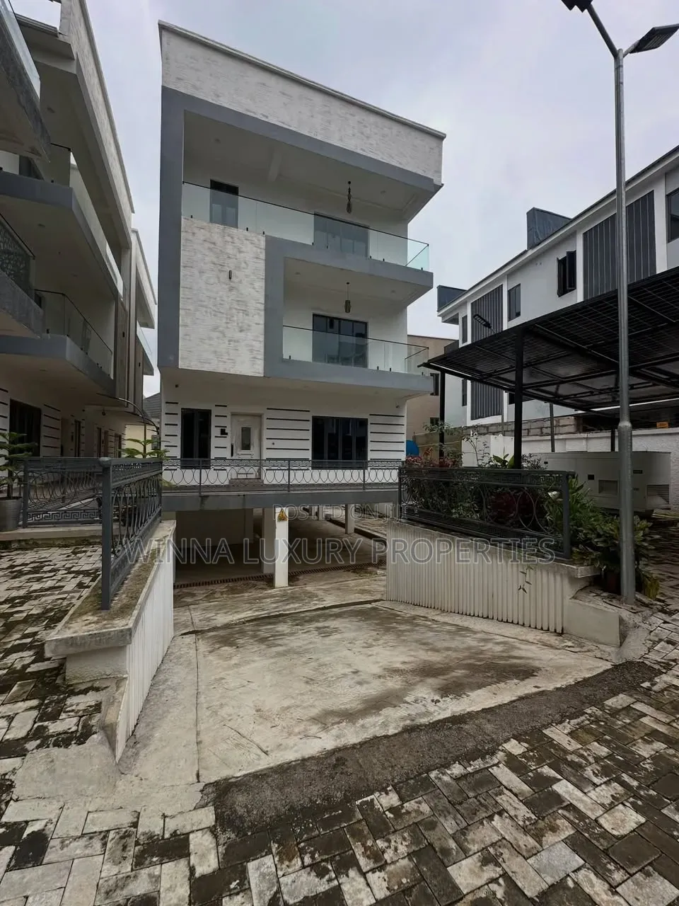 5bdrm Duplex in Utako for sale