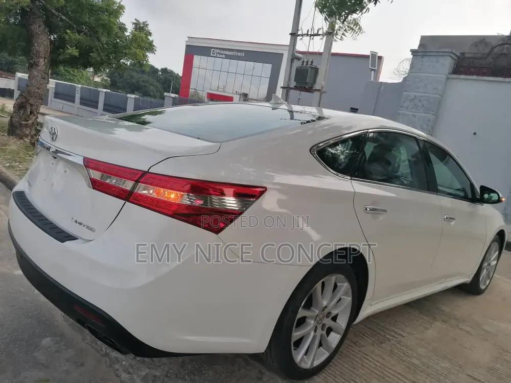 Toyota Avalon Limited Sedan FWD (3.5L 6cyl 6A) 2013 White