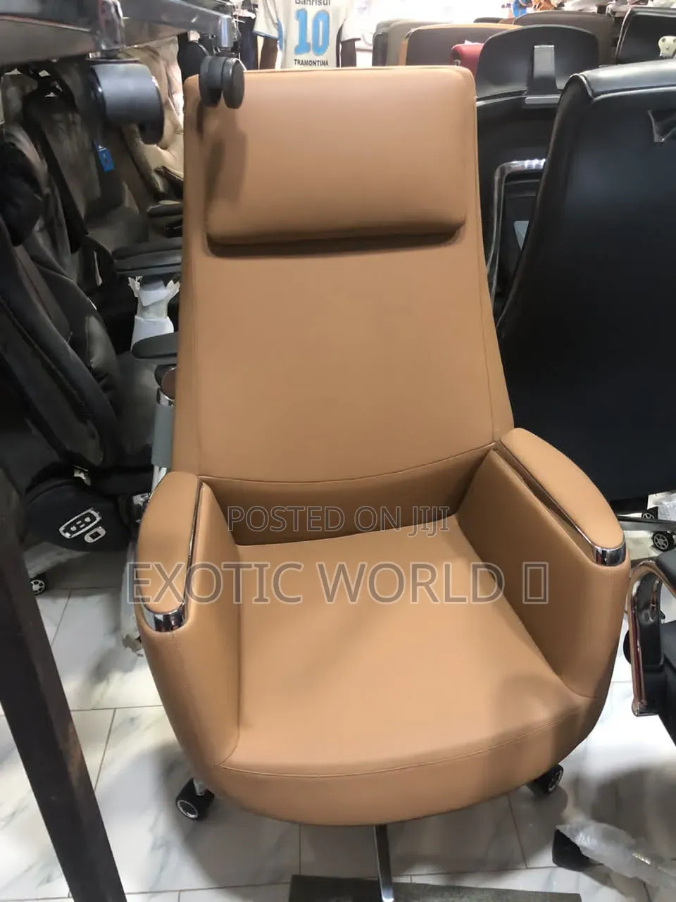 Executive Lounge Office Chair With Headrest Pillow (Tan Leather