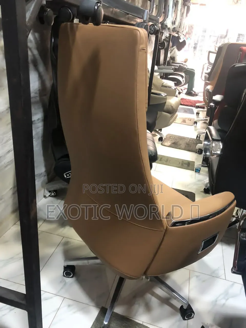 Executive Lounge Office Chair With Headrest Pillow (Tan Leather