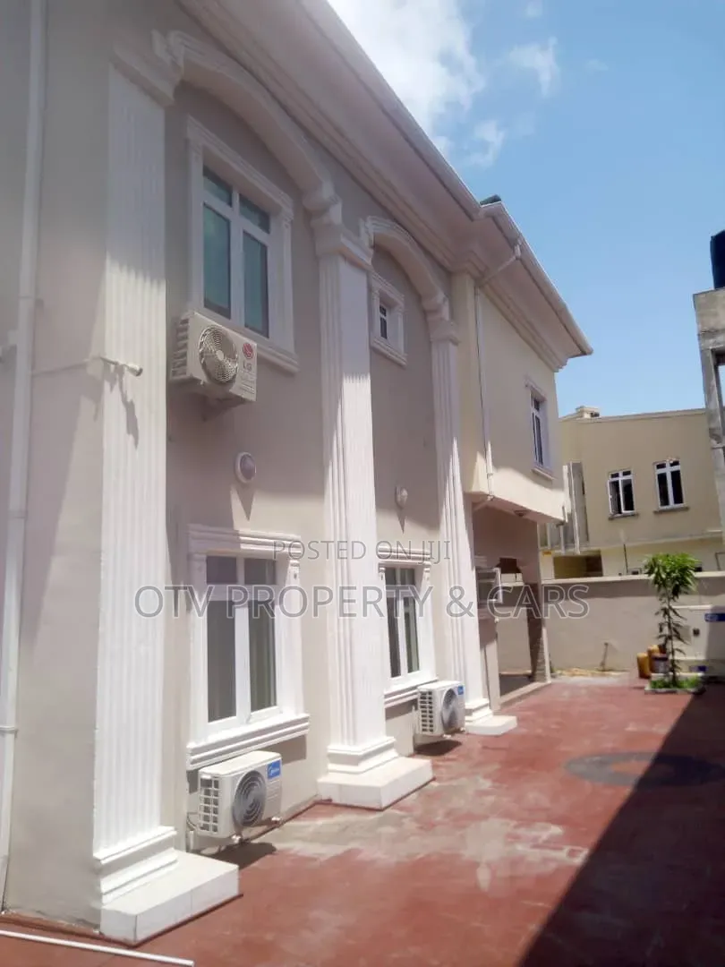 5bdrm House in Ikota for sale