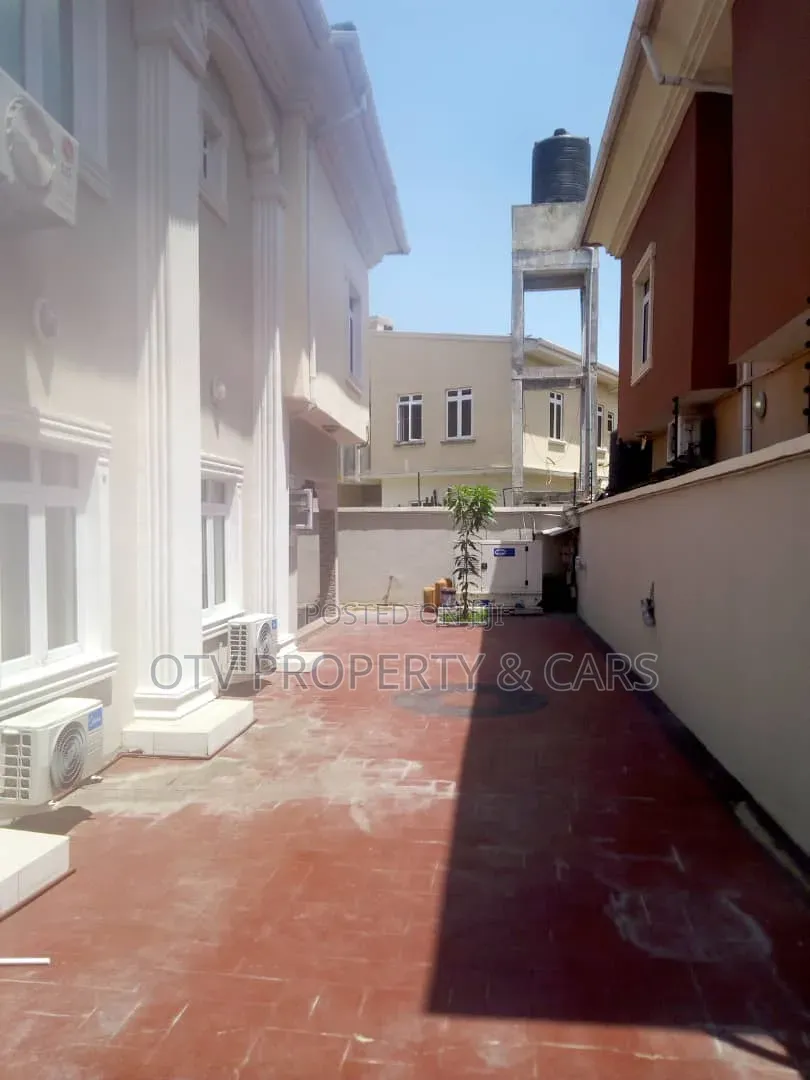 5bdrm House in Ikota for sale