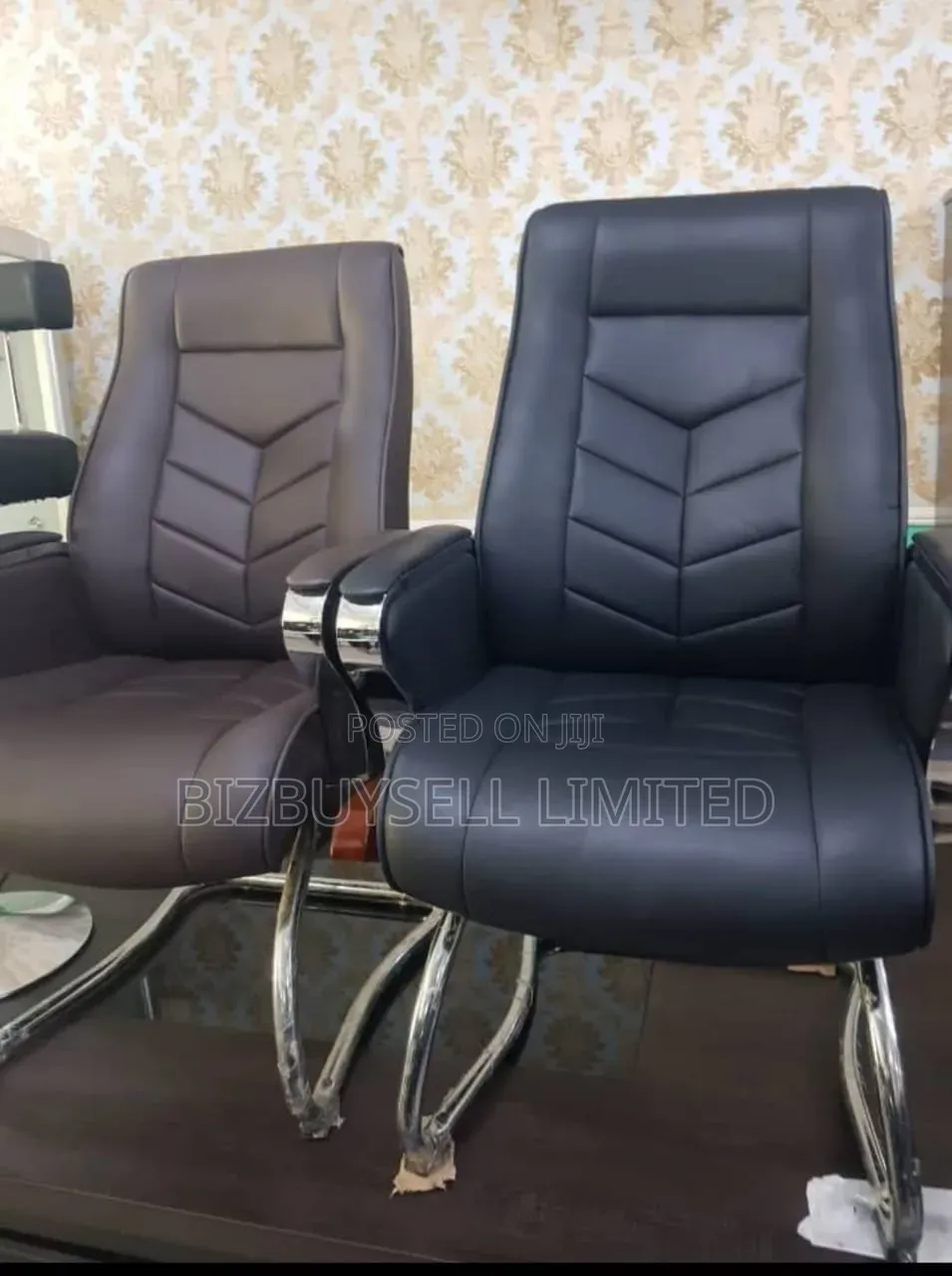 Luxury Office Visitors and Conference Chair With Armrest and Metal Leg