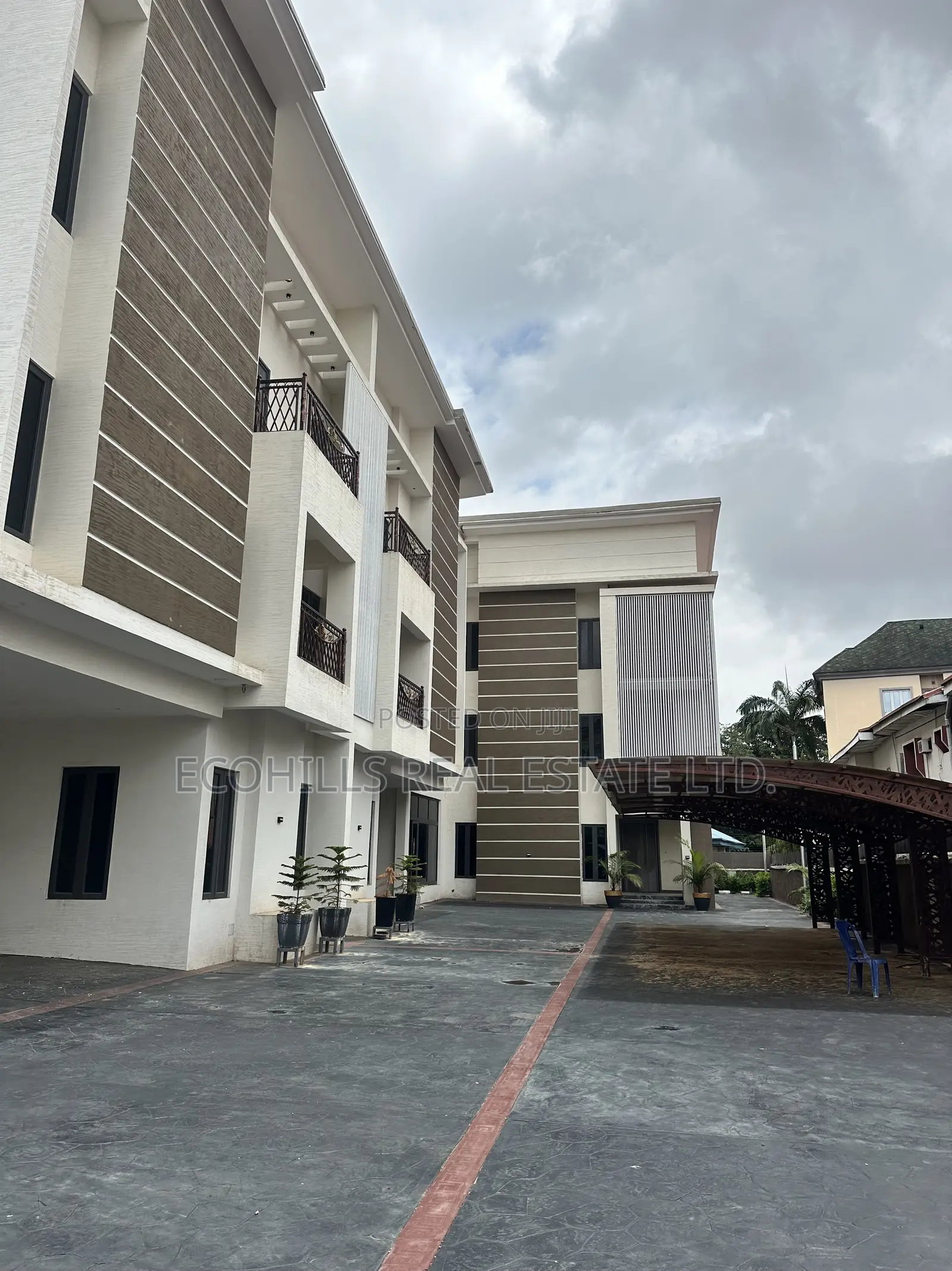 4bdrm Townhouse/Terrace in Utako for sale