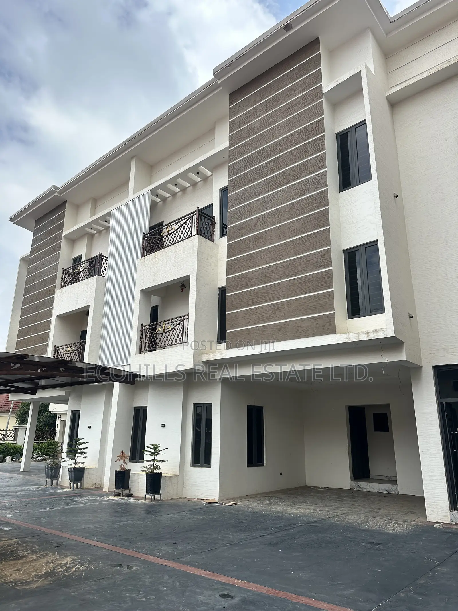 4bdrm Townhouse/Terrace in Utako for sale