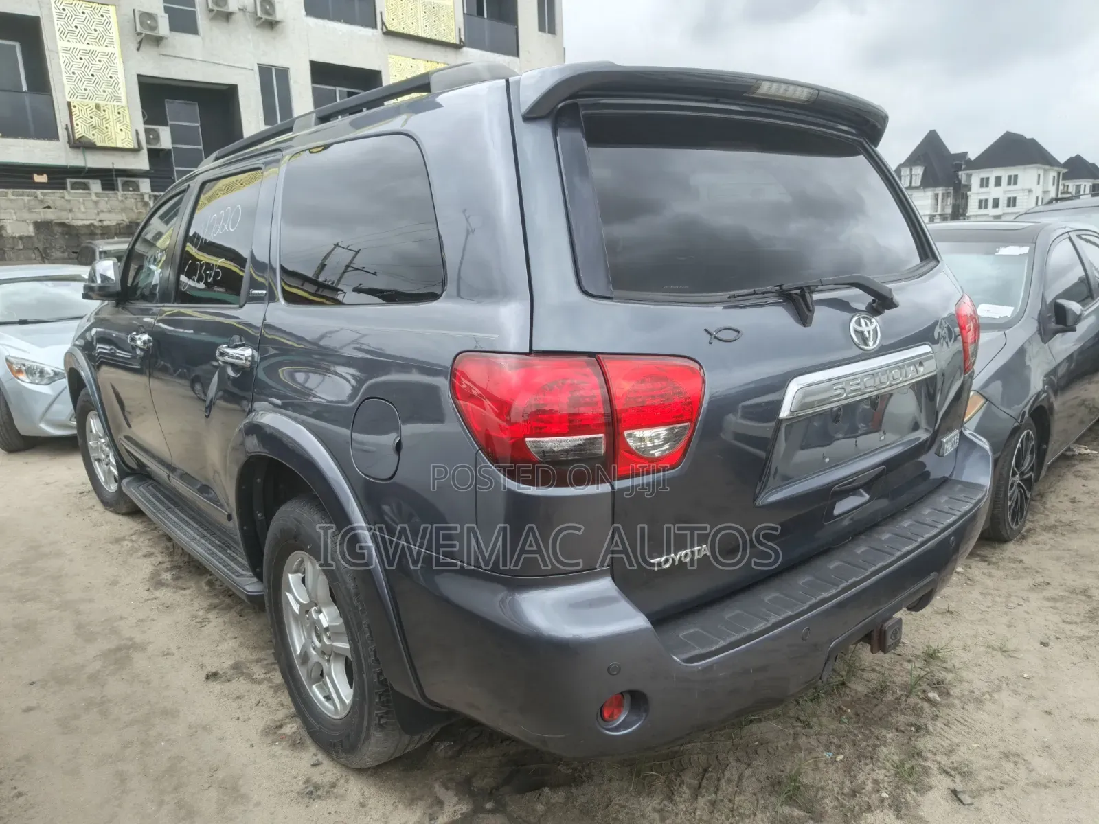 Toyota Sequoia Limited 4dr SUV 4WD (5.7L 8cyl 6A) 2008 Gray