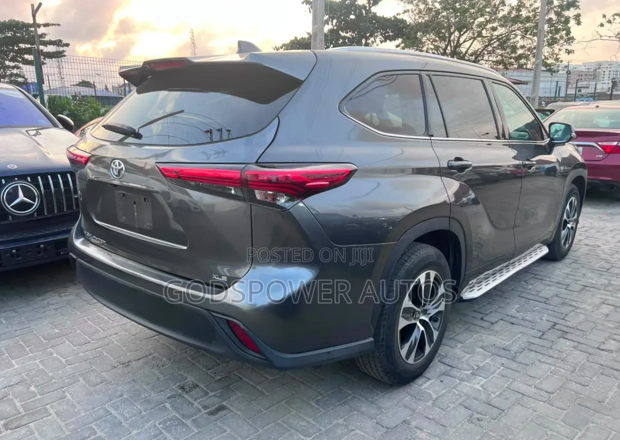Toyota Highlander XLE 2022 Gray