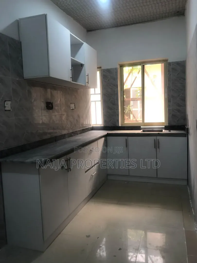 2bdrm Apartment in Lekki Phase 1 for rent