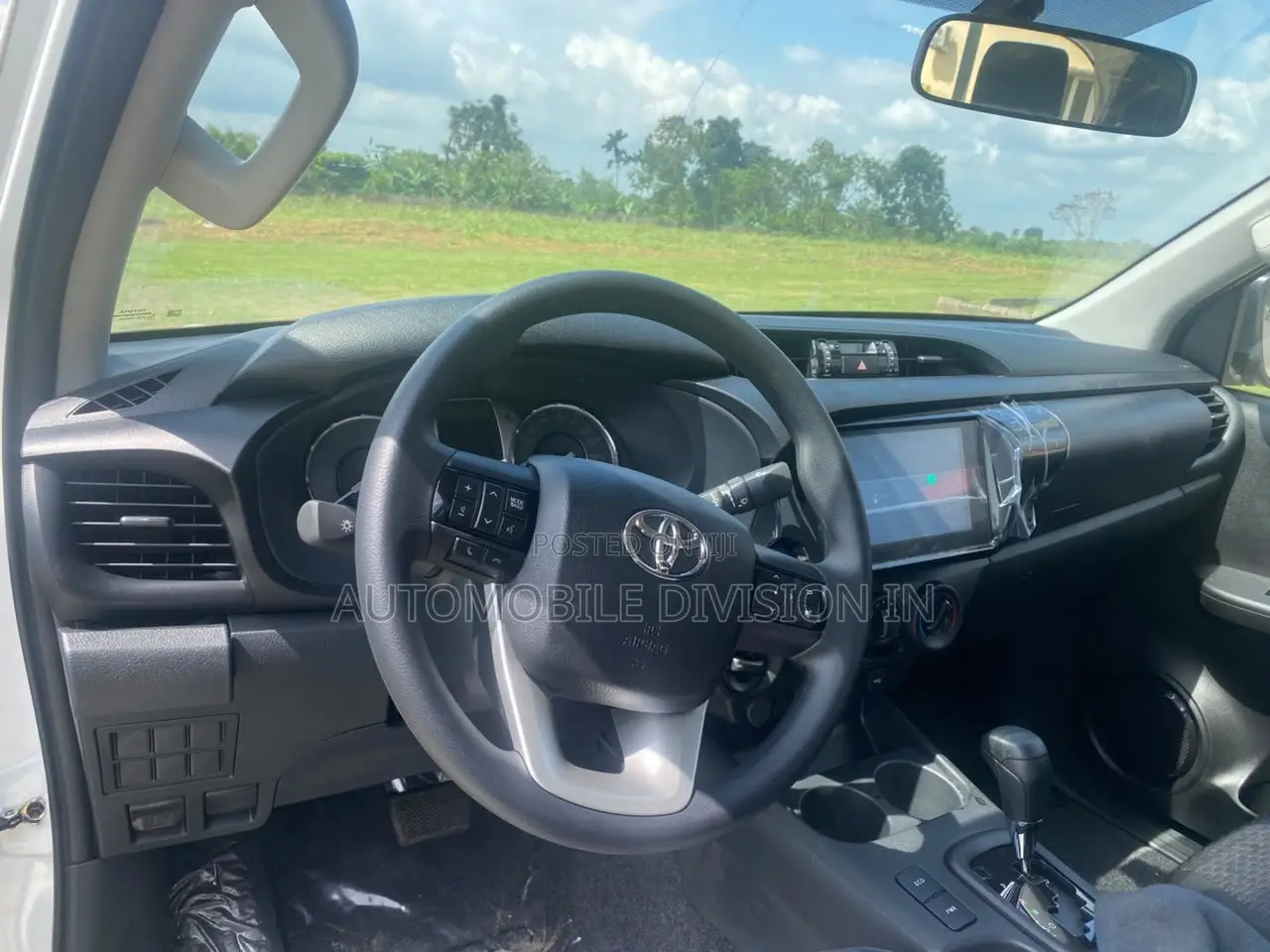 Toyota Hilux 2025 White