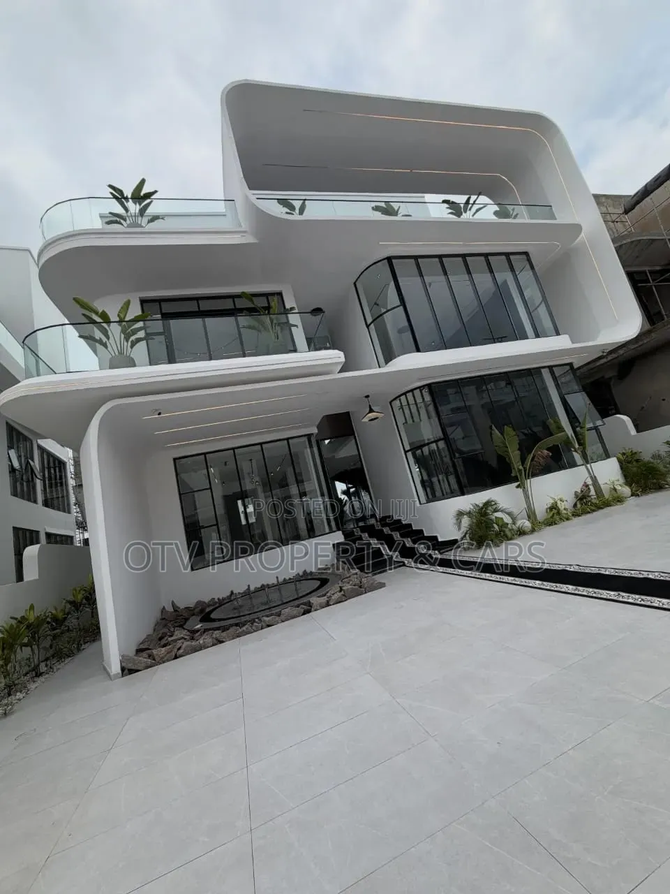 5bdrm Townhouse/Terrace in Osapa london for sale