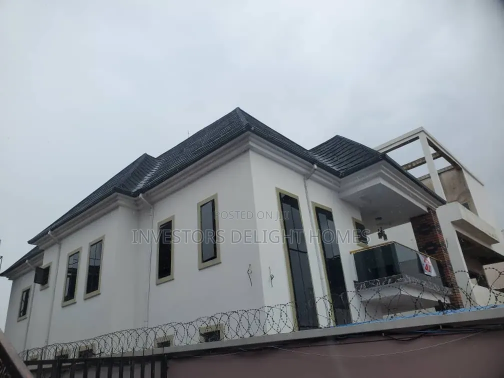 5bdrm Duplex in Oshimili North for sale