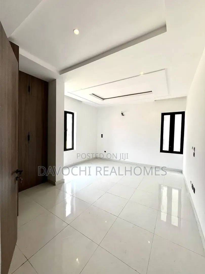 2bdrm Apartment in Lekki Phase 1 for sale