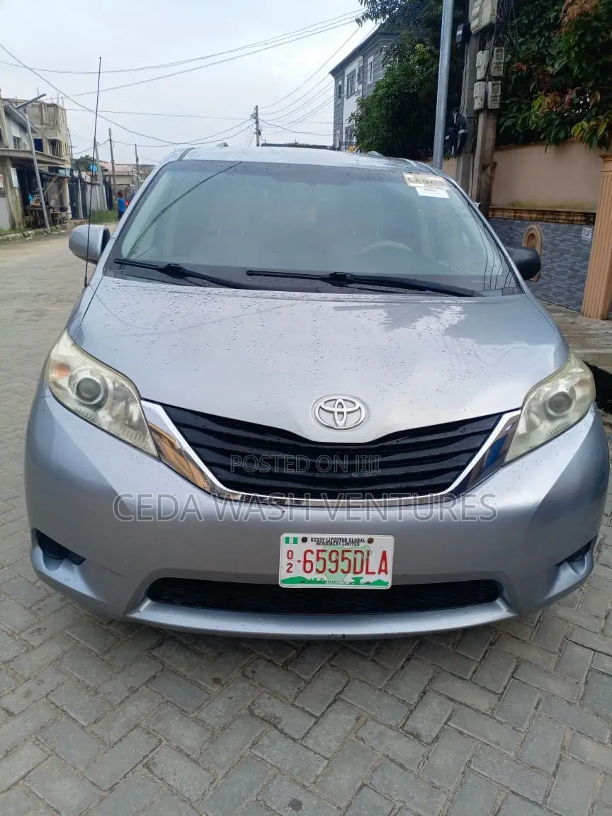 Toyota Sienna LE AWD 7-Passenger 2013 Gray