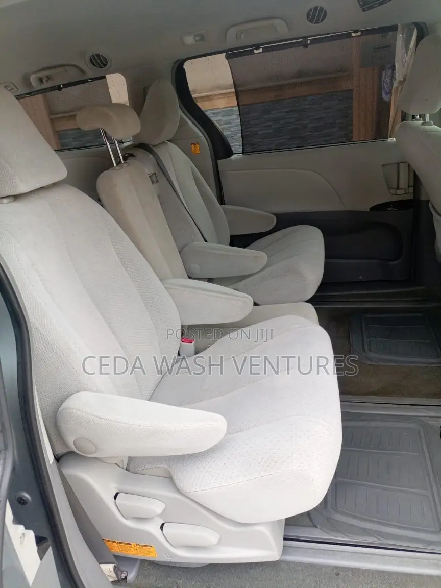 Toyota Sienna LE AWD 7-Passenger 2013 Gray