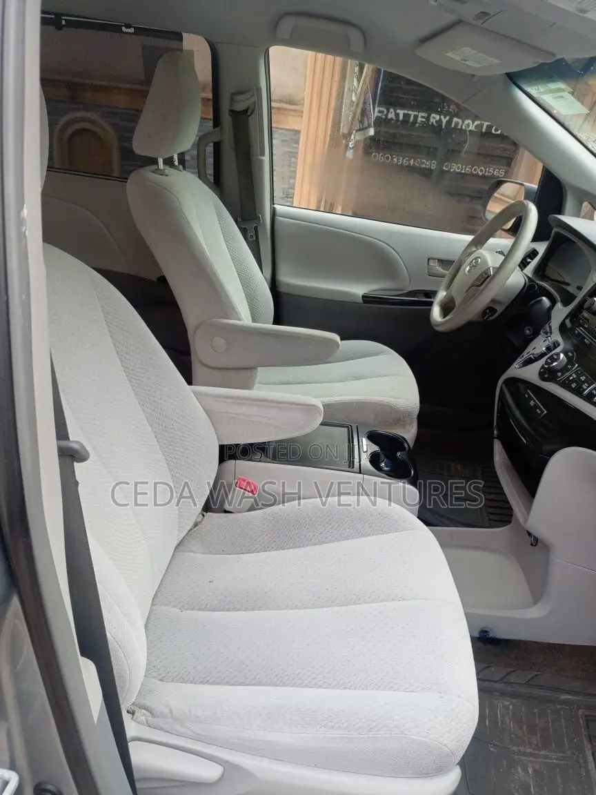 Toyota Sienna LE AWD 7-Passenger 2013 Gray