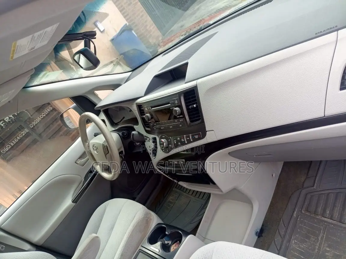 Toyota Sienna LE AWD 7-Passenger 2013 Gray