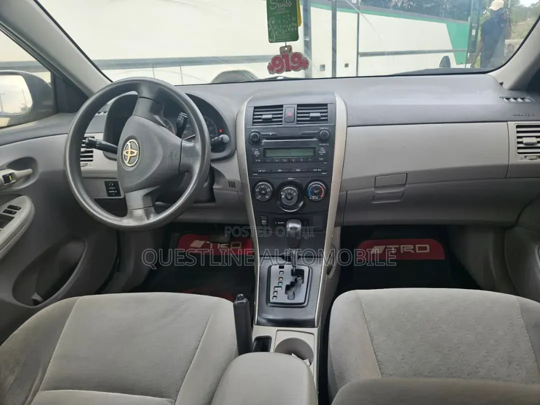 Toyota Corolla LE 4dr Sedan (1.8L 4 cyl 4A) 2009 Silver