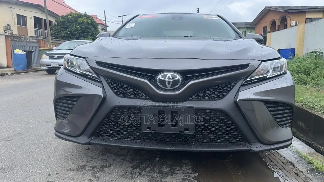 Toyota Camry SE (2.5L 4cyl 8A) 2019 Gray