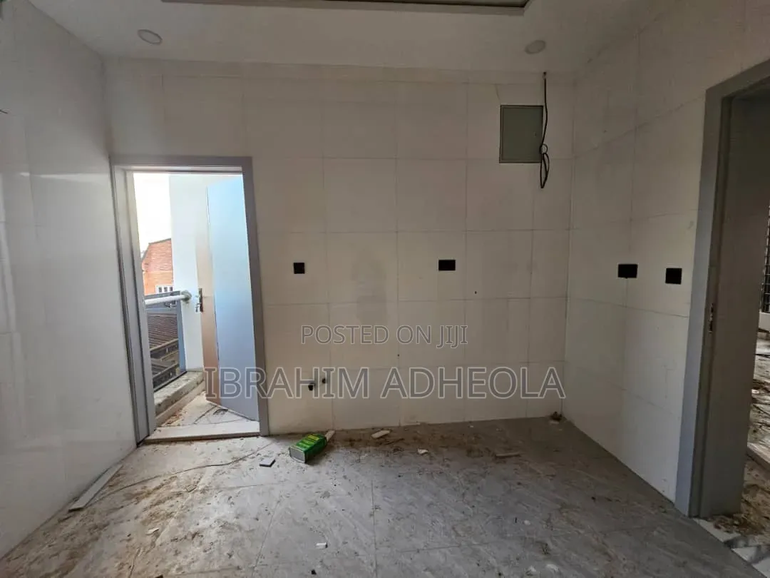 3bdrm Apartment in Magodo Gra Phase 2 for sale