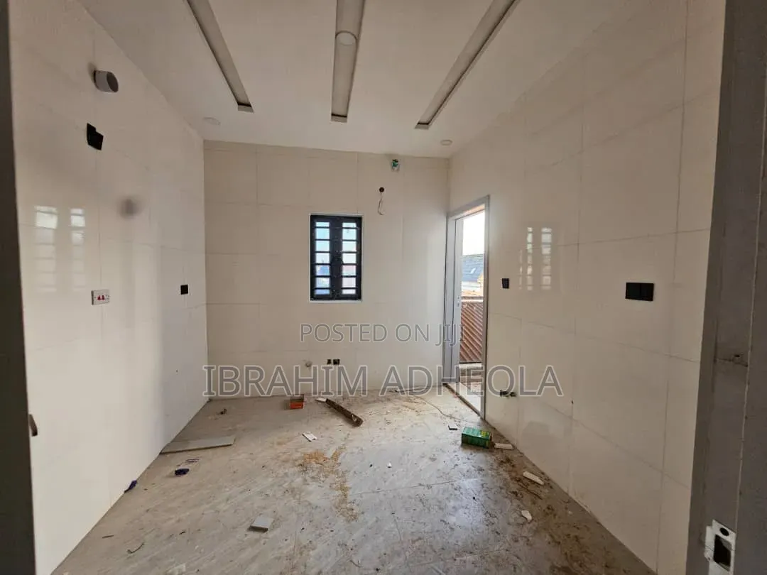 3bdrm Apartment in Magodo Gra Phase 2 for sale