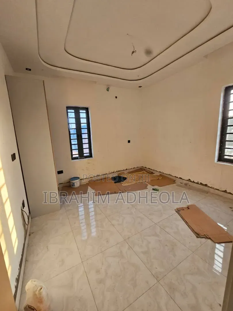 3bdrm Apartment in Magodo Gra Phase 2 for sale