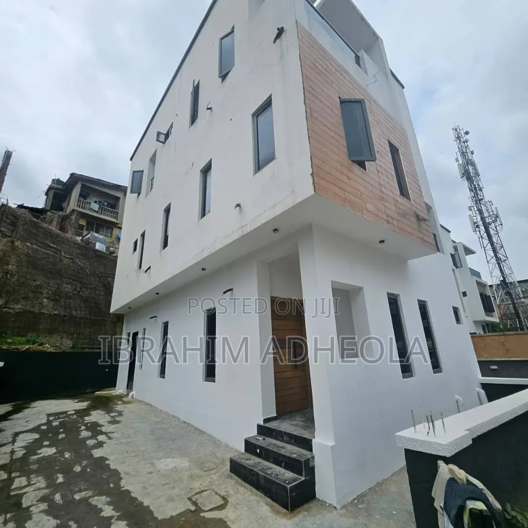 5bdrm Duplex in Magodo Phase 2 for sale