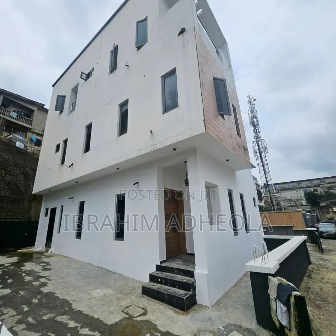 5bdrm Duplex in Magodo Phase 2 for sale