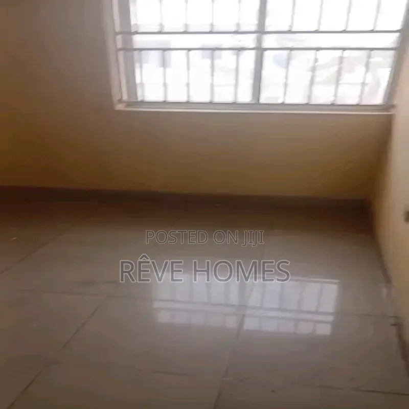 4bdrm Duplex in Millenuim/UPS for rent