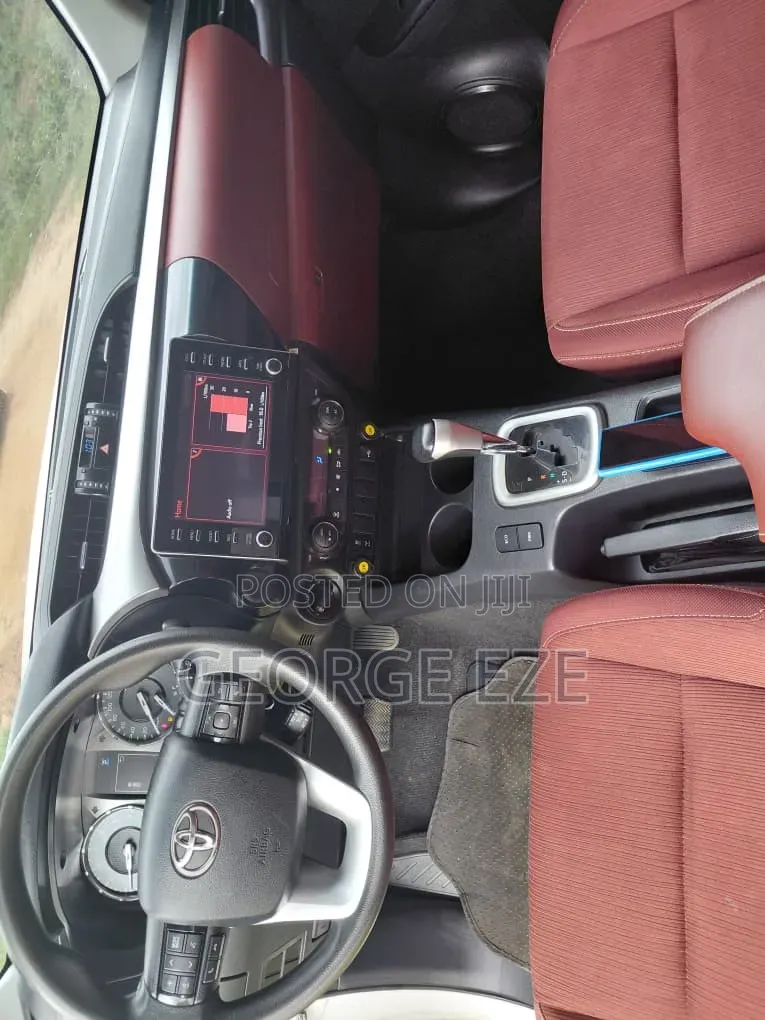 Toyota Hilux 2024 White