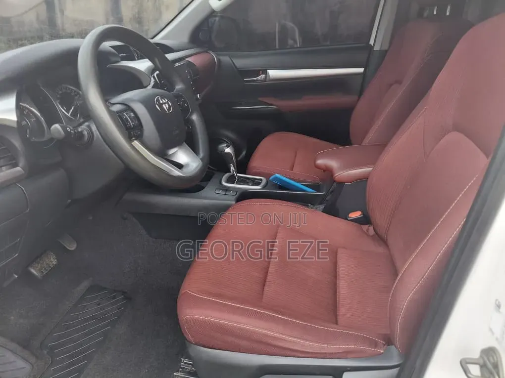 Toyota Hilux 2024 White