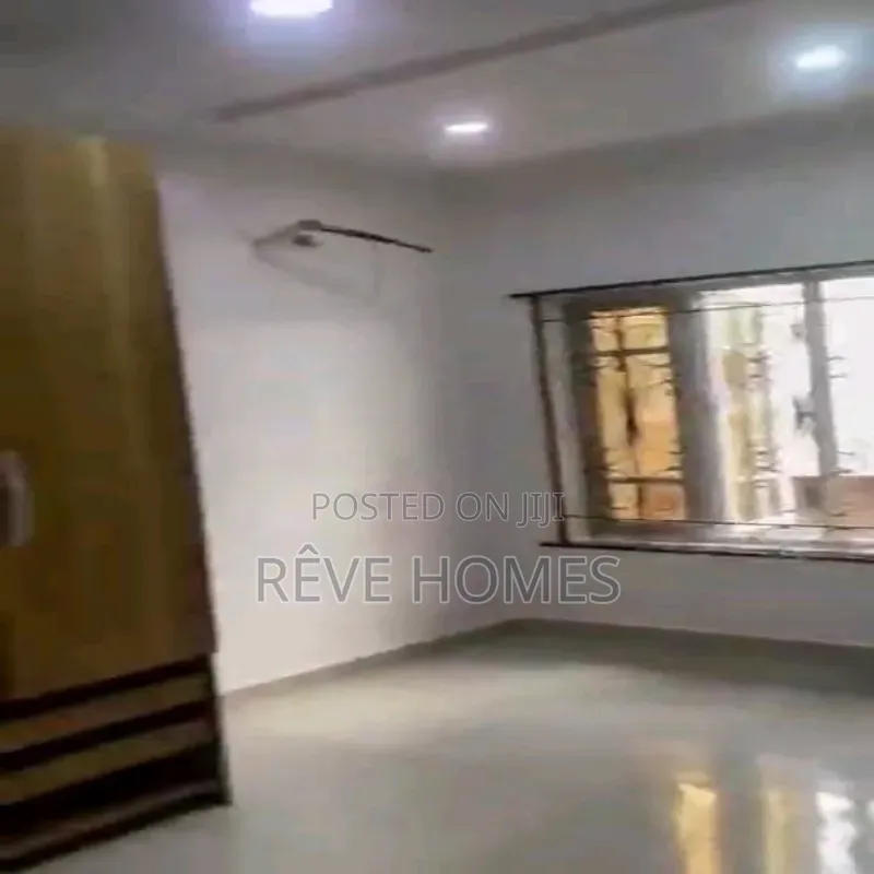3bdrm Block of Flats in Millenuim/UPS for rent