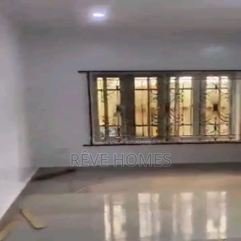 3bdrm Block of Flats in Millenuim/UPS for rent