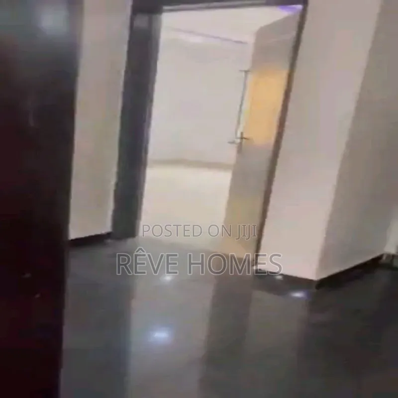 3bdrm Block of Flats in Millenuim/UPS for rent