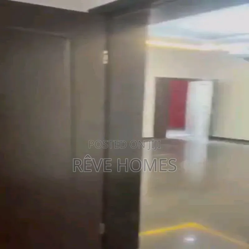 3bdrm Block of Flats in Millenuim/UPS for rent