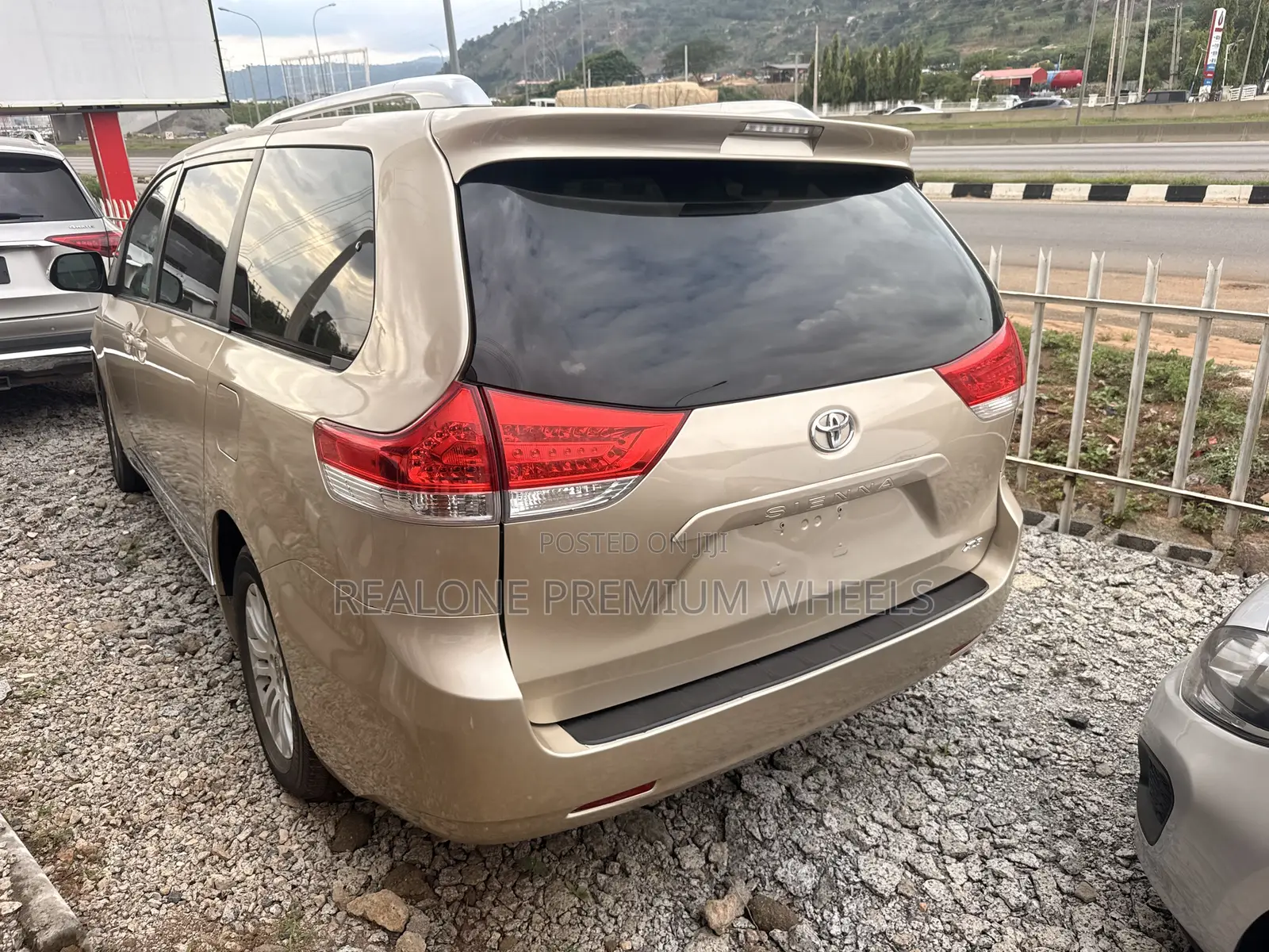Toyota Sienna 2013 Gold