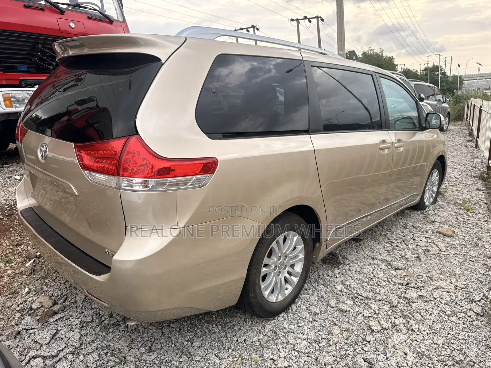 Toyota Sienna 2013 Gold