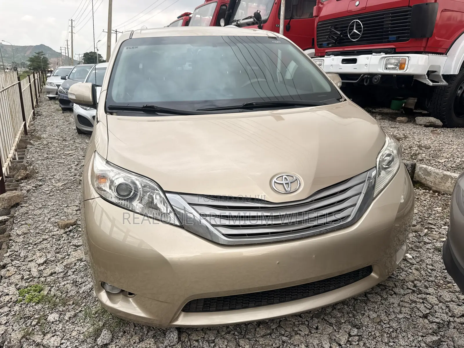 Toyota Sienna 2013 Gold