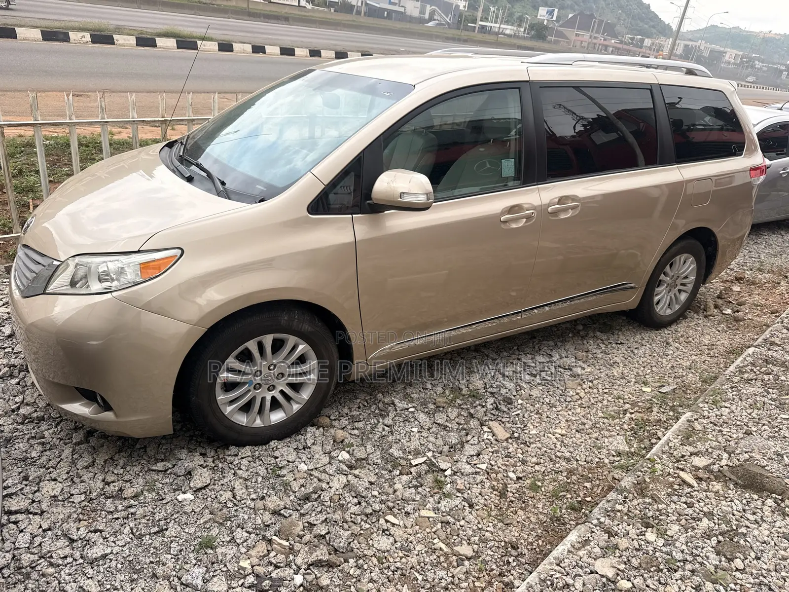 Toyota Sienna 2013 Gold