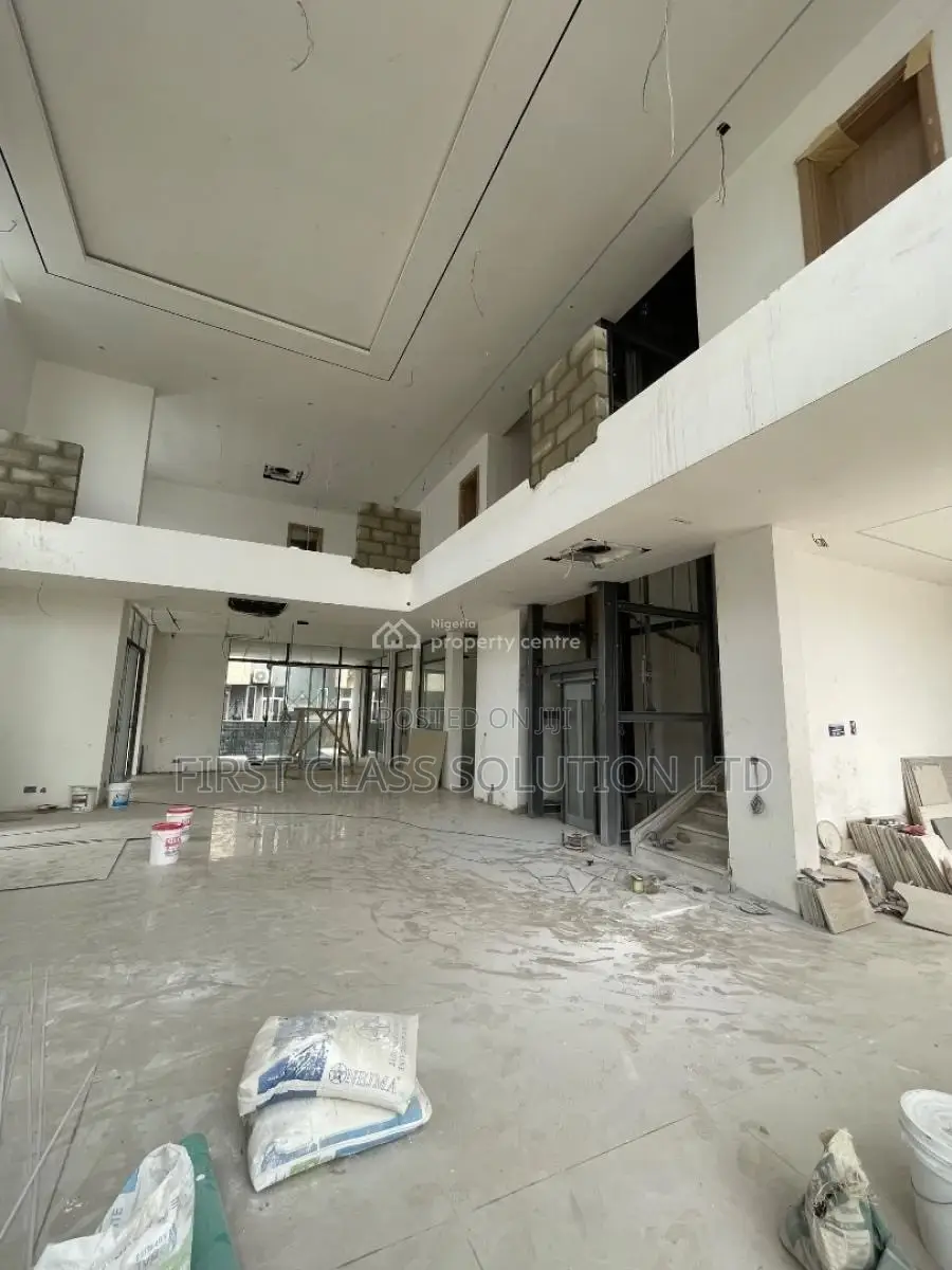 5bdrm Mansion in Pinnock Beach Estate, Osapa london for sale