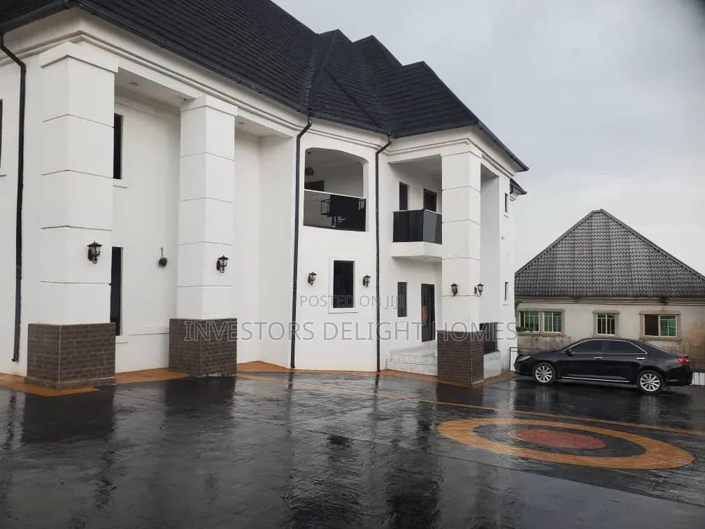 7bdrm Duplex in Oshimili North for sale