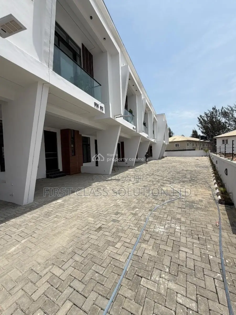 3bdrm Duplex in Ikota for sale