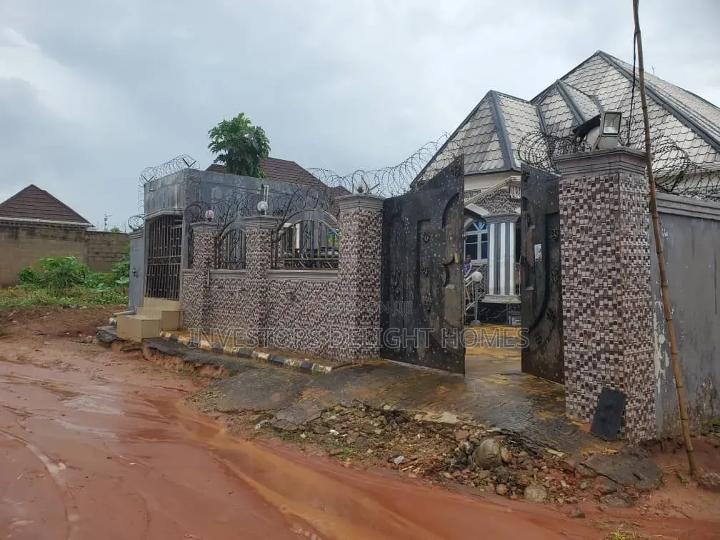 3bdrm Bungalow in Oshimili North for sale