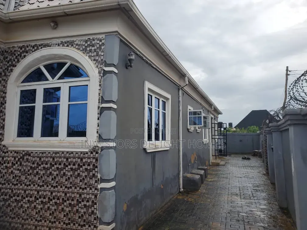 3bdrm Bungalow in Oshimili North for sale