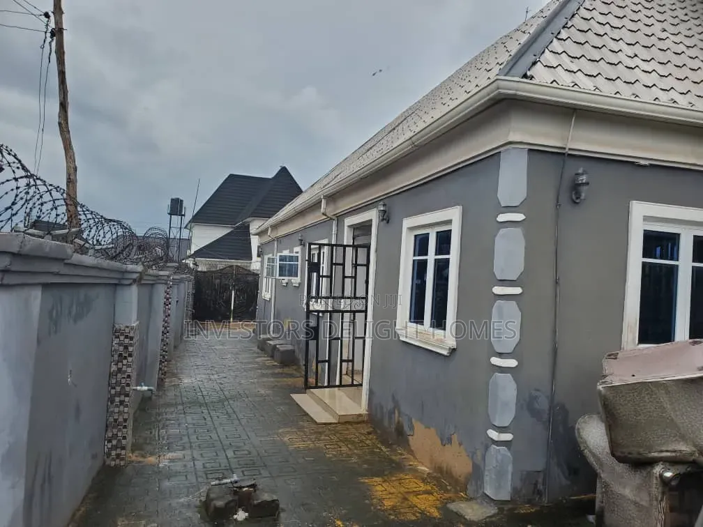 3bdrm Bungalow in Oshimili North for sale