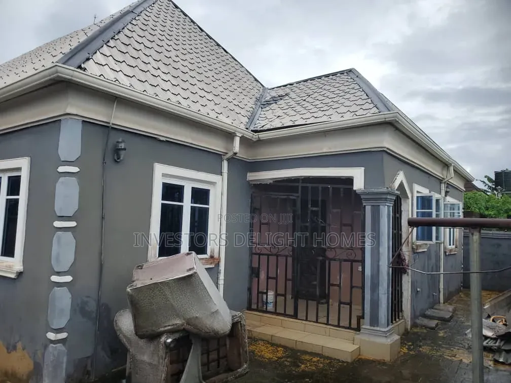 3bdrm Bungalow in Oshimili North for sale
